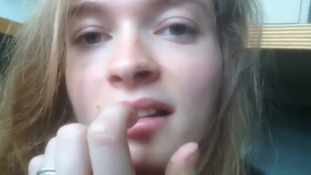 she vibrate her clit