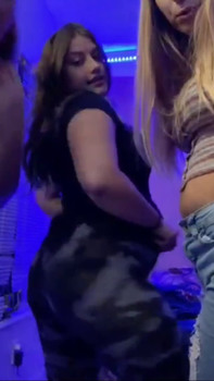 Bitch playing with her pussy and showing feet - Omegle Videos