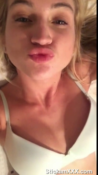 Slut makes herself piss playing with her clit - Omegle Girls