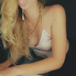 Teen uses a hairbrush to make her moan while home alone - Skype Girls