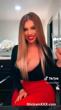 Caught my Ebony stepsister so i told her i want to see nudes and she sent a whole video