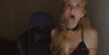 Watching a cat clock, finger Snapchat fucking myself and slapping my pussy