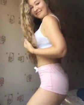 Roxy - Hottie enjoys a solo dessert - OnlyFans Porn