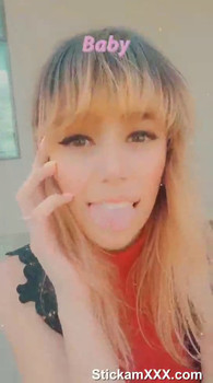 CUTE TEEN PUSSY SQUIRTS USING VIBRATOR - Snapchat Girls