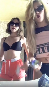 Masturbates Pussy With Vibrator In The Bathroom - Snapchat Girls