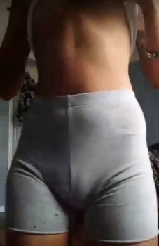 Schönheit streichelt ihre Muschi mit einem Omegle Kissen und Omegle Fingern