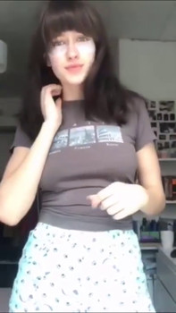 Frau spielt mit ihrem OnlyFans Finger und steckt einen OnlyFans Analplug