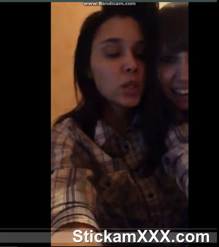 Nettes russisches Bigo Mädchen fingert und spielt mit ihrer rasierten Muschi