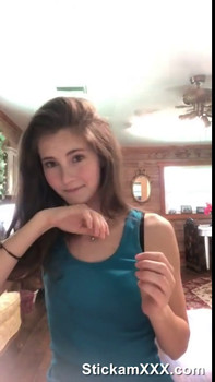 Teeny italiana con tette enormi si masturba e gode - Skype Porn