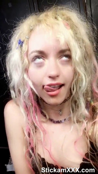 Gioco con il vibratore e con il plug nel culo - Skype Porn