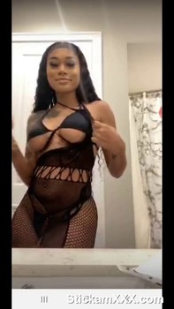 Valkyree Jaine Strips And Masturbates With Vibrator - Omegle Girls