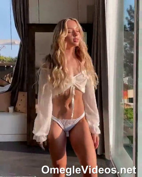 Real amateur oiled girl fucks herself by toy - Omegle Videos