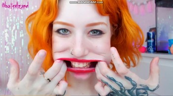 WHITE WHORE FINGERING HERSELF BY THE TUB - Bigo Girls