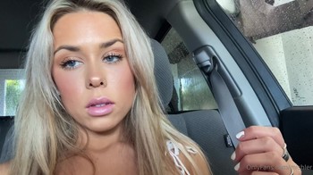 Queen has some Stickam fun outside