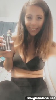 Omegle Girl Have some fun while the tea is heating up