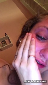 Omegle Video - Jugando con sus grandes tetas