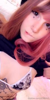 Stickam Girl showing her beautiful Stickam tits in the bathroom with D12’s song