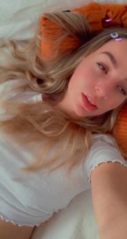 Omegle girl keeps flashing her tits and ass on Omegle Live