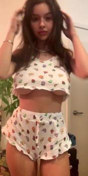 How far your cock could go inside her pussy with this NSFW Omegle cam