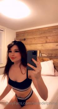 OnlyFans girl dances while being topless then shows her delicious hairy pussy