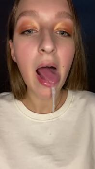 Omegle Slut gets off in public park