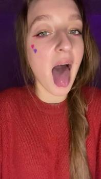 Omegle thot masturbates with a lil pink dildo