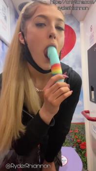 OMEGLE BLONDE HUMPS ON A TABLE