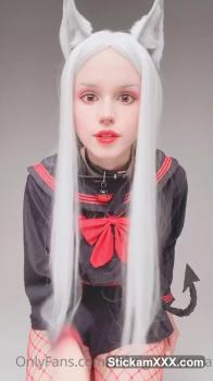 Young slim Omegle girl doing NSFW ‘Buss It’ challenge