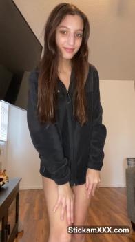 Omegle girl accidentally dropped her phone while making up