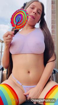 Pretty girl deep-throats - Bigo Girl