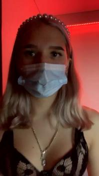 Blonde shakes her booty - Omegle Girls